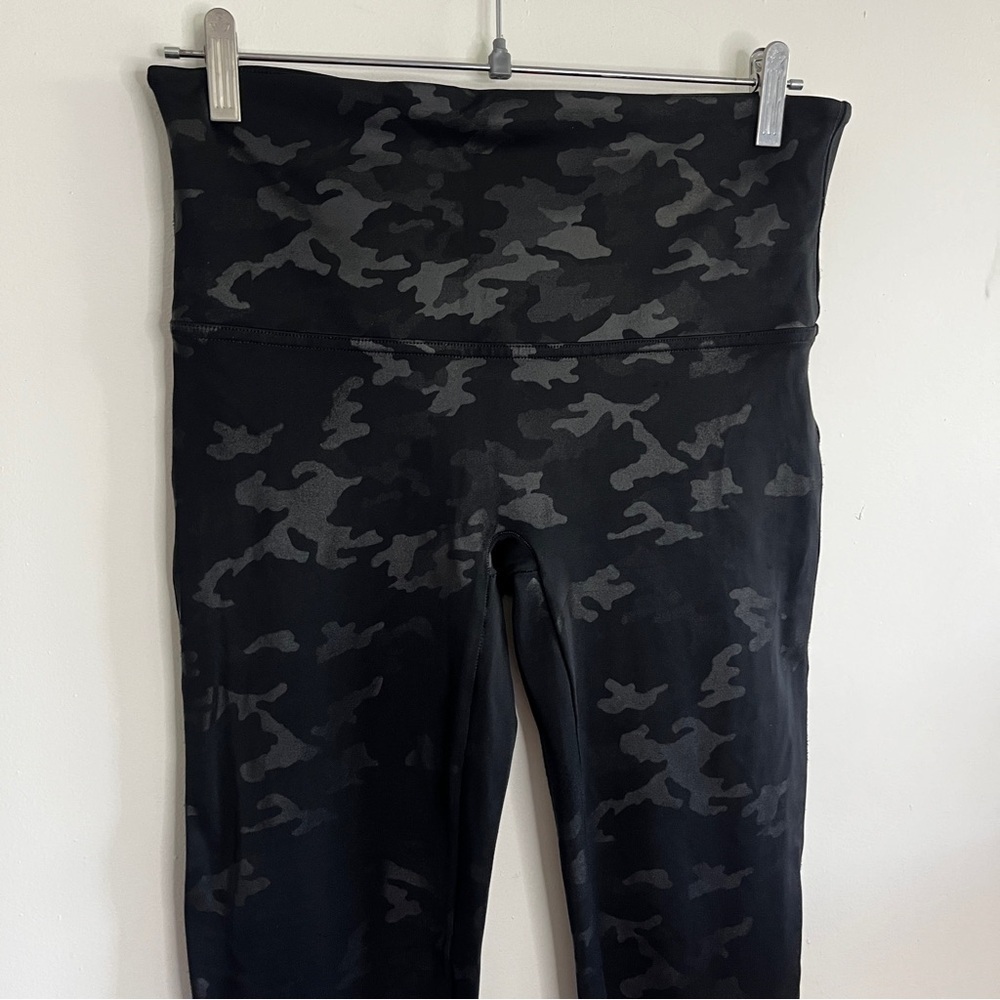 SPANX Black Camo Printed Metallic Seamless High Waisted Full Length Leggings - Picture 2 of 7
